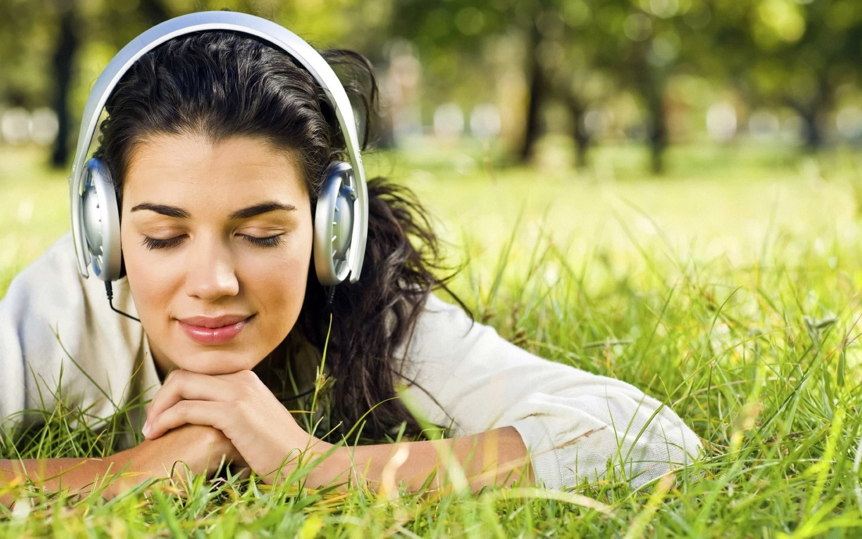 http://www.zastavki.com/pictures/1680x1050/2010/Girls_In_the_headphones_on_the_grass_025125_.jpg