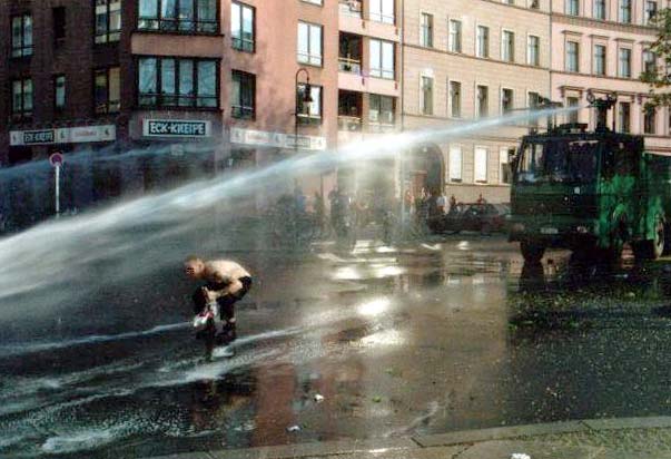 http://de.academic.ru/pictures/dewiki/119/wasserwerfer.jpg