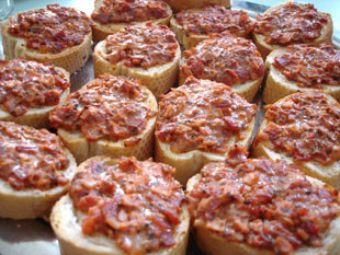 http://www.huettenhilfe.de/wp-content/uploads/2007/09/pizza-broetchen.jpg